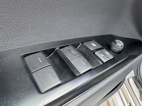 Used 2025 Toyota Camry SE w/ Convenience Package image 10