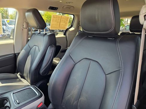 Used 2024 Chrysler Pacifica Limited FWD image 15