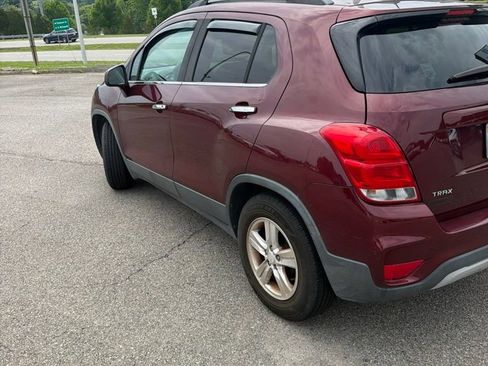 Used 2017 Chevrolet Trax LT w/ LT Convenience Package FWD image 9