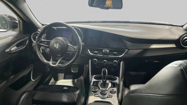 Used 2023 Alfa Romeo Giulia Veloce RWD image 16