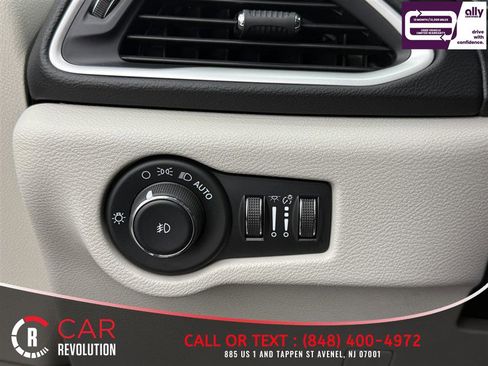 Used 2023 Chrysler Pacifica Touring-L FWD image 32