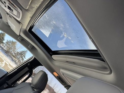 Used 2025 Toyota Sienna XLE image 6