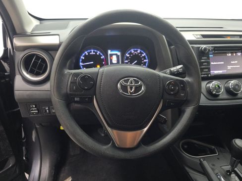 Used 2018 Toyota RAV4 LE FWD image 10