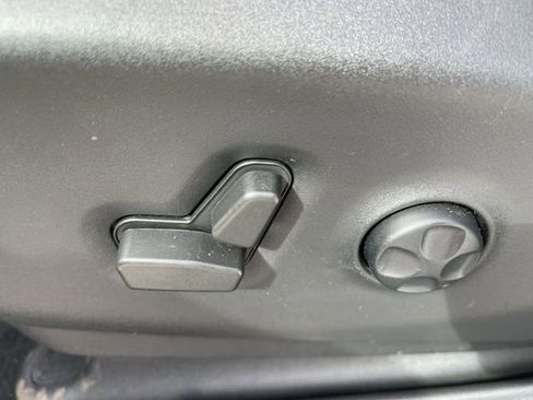 Used 2022 Chrysler Pacifica Limited w/ Uconnect Theater Family Group image 12