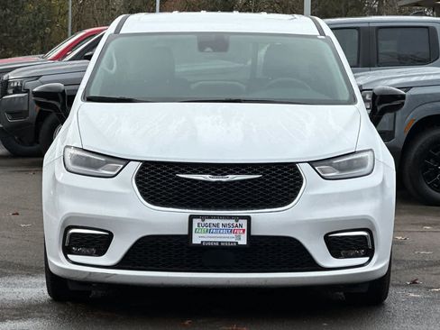 Used 2024 Chrysler Pacifica Touring-L image 10