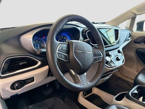 Used 2023 Chrysler Pacifica Touring-L FWD image 12