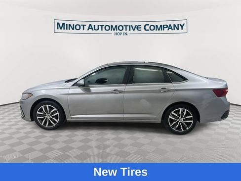Used 2025 Volkswagen Jetta SE FWD image 5