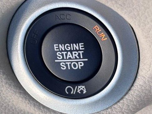 Used 2024 Chrysler Pacifica Limited FWD image 34