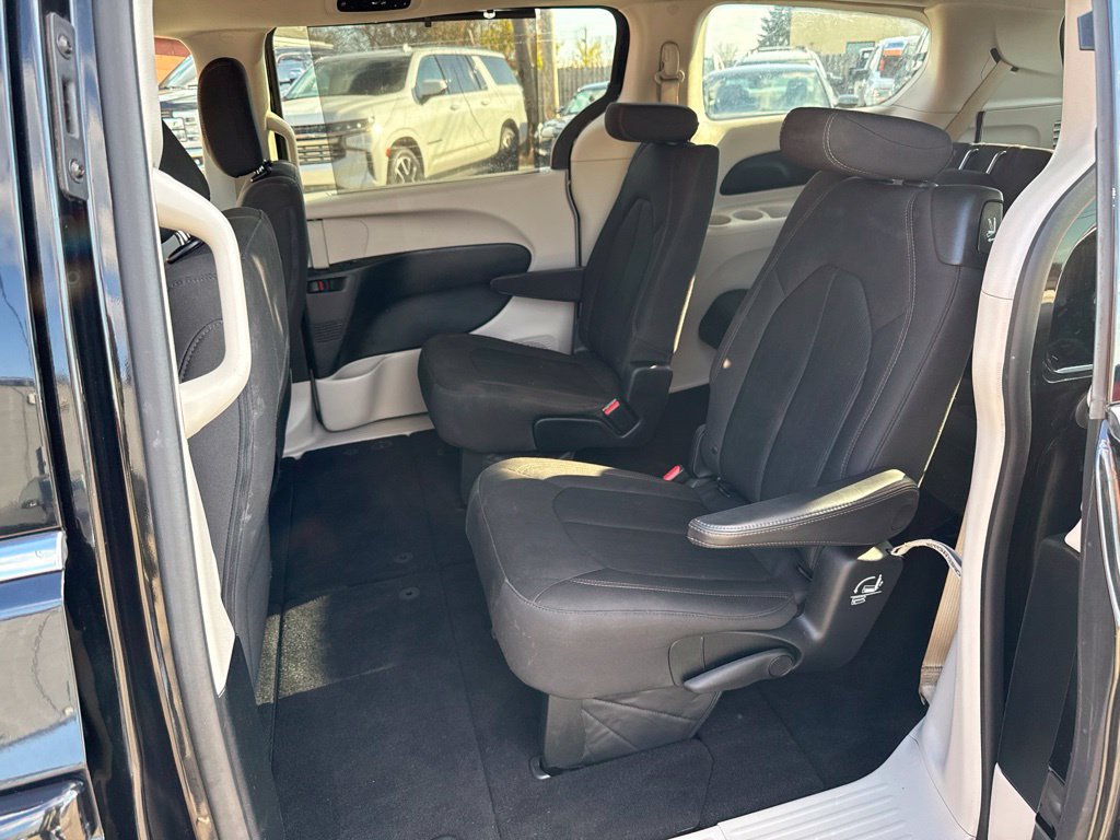 Used 2018 Chrysler Pacifica Touring Plus w/ Tire & Wheel Group FWD image 43