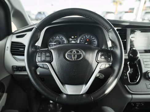 Used 2020 Toyota Sienna XLE w/ XLE Navigation Package image 32