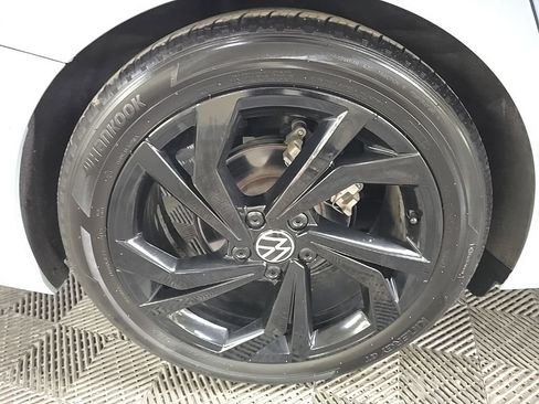 Used 2025 Volkswagen Jetta SE FWD image 14