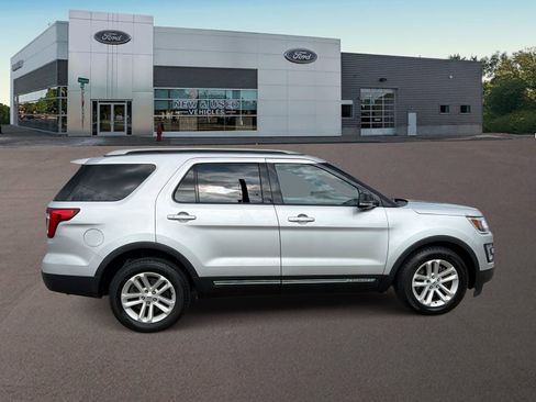 Used 2017 Ford Explorer XLT w/ Equipment Group 202A FWD image 12