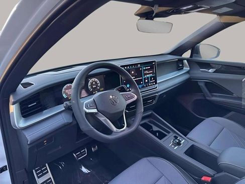 New 2025 Volkswagen Tiguan SE R-Line image 4
