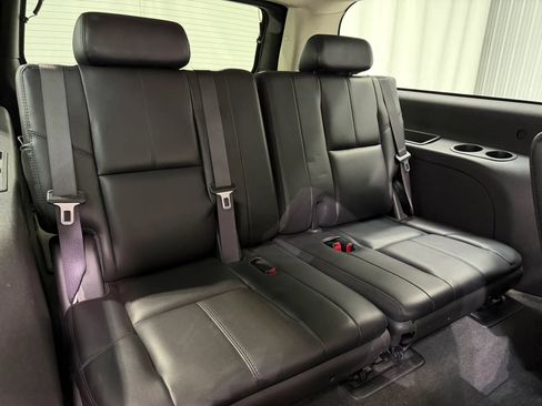 Used 2007 Chevrolet Suburban 2500 LT w/ LT Preferred Equipment Group AWD/4WD image 19