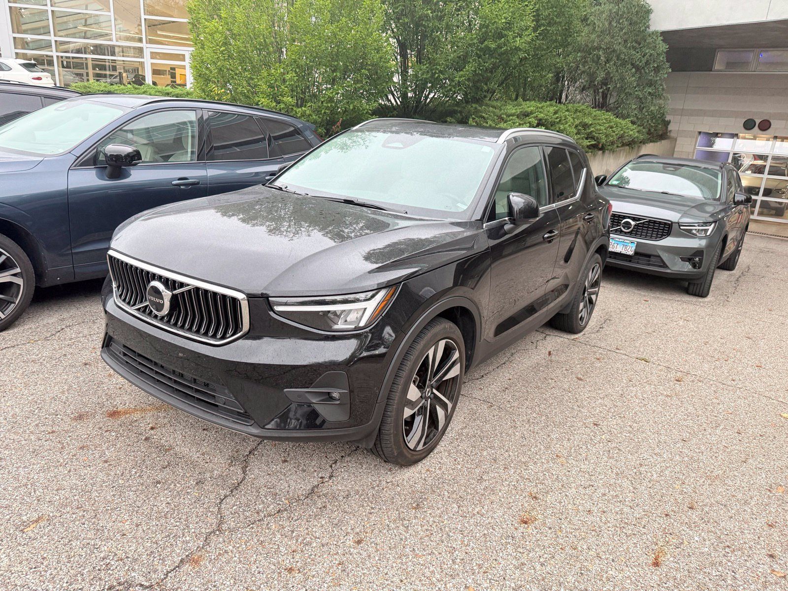 Used 2023 Volvo XC40 B5 Plus w/ Driver Assist Package AWD/4WD image 3