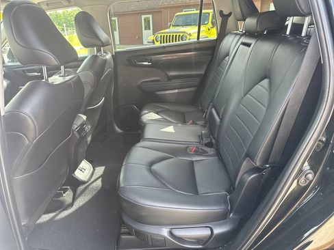 Used 2023 Toyota Highlander XLE AWD/4WD image 13