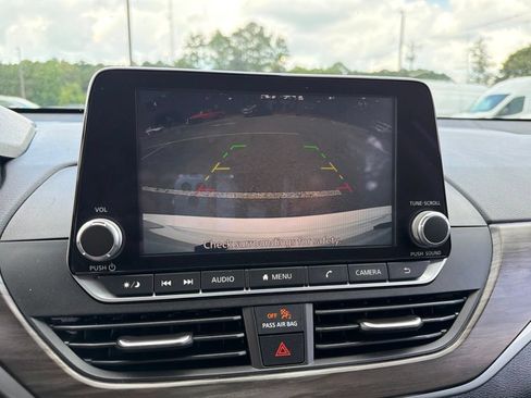 Used 2025 Nissan Altima 2.5 SV FWD image 11