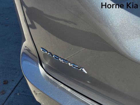 Used 2017 Chrysler Pacifica Touring-L image 27