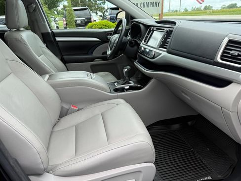 Used 2018 Toyota Highlander XLE AWD/4WD image 12