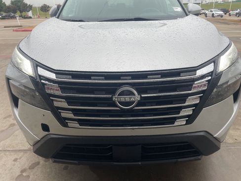 Used 2024 Nissan Rogue SV FWD image 2