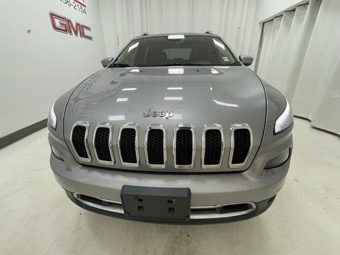 Used 2017 Jeep Cherokee Limited AWD/4WD image 2