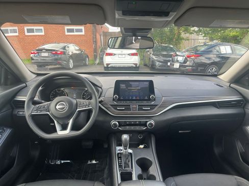 Used 2025 Nissan Altima 2.5 SV FWD image 33