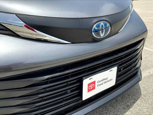 Used 2025 Toyota Sienna XLE FWD image 28