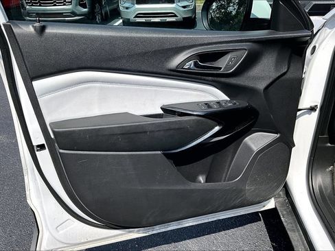 Used 2025 Chevrolet Trax LT FWD image 19
