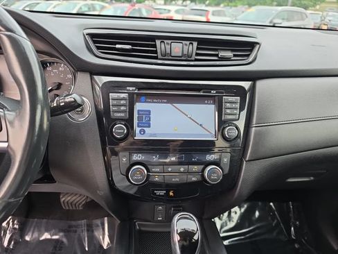 Used 2017 Nissan Rogue SV w/ SV Premium Package AWD/4WD image 17