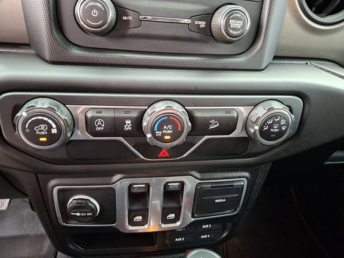 Used 2018 Jeep Wrangler Sport AWD/4WD image 13