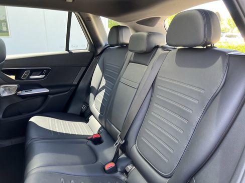 Used 2025 Mercedes-Benz GLC 300 4MATIC image 32