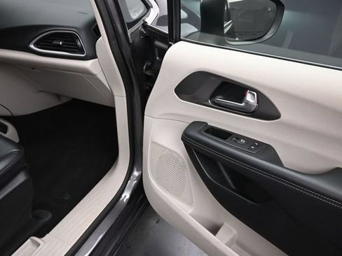 Used 2023 Chrysler Pacifica Touring-L FWD image 27
