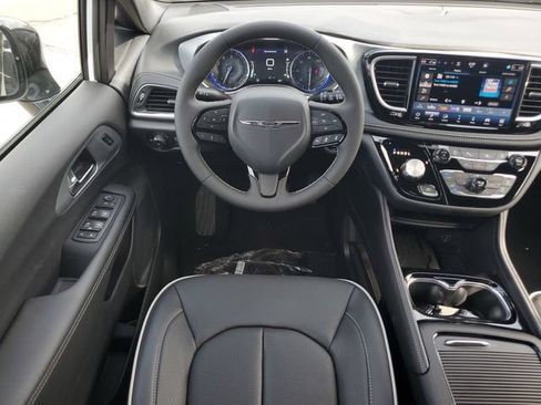 New 2026 Chrysler Pacifica Limited w/ S Appearance Package FWD image 17