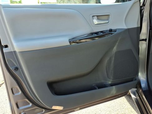 Used 2015 Toyota Sienna XLE w/ XLE Navigation Package FWD image 13
