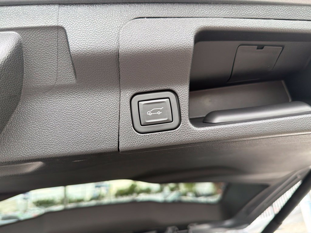 Used 2022 GMC Acadia SLE w/ Driver Convenience Package FWD image 10