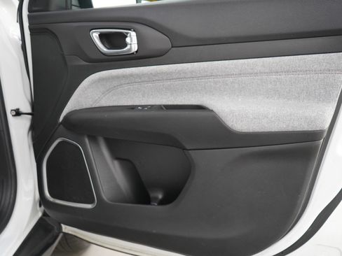 Used 2022 Jeep Compass Latitude image 9