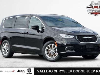 New 2025 Chrysler Pacifica Select w/ Uconnect Theater Family Group