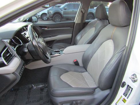 Used 2019 Toyota Camry XLE image 9
