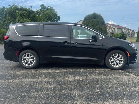 Used 2024 Chrysler Pacifica Touring-L FWD image 4