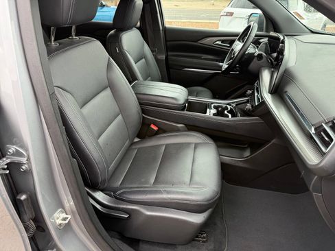 Used 2025 Chevrolet Traverse LT FWD image 31