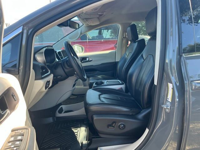 Used 2022 Chrysler Pacifica Touring-L FWD image 16