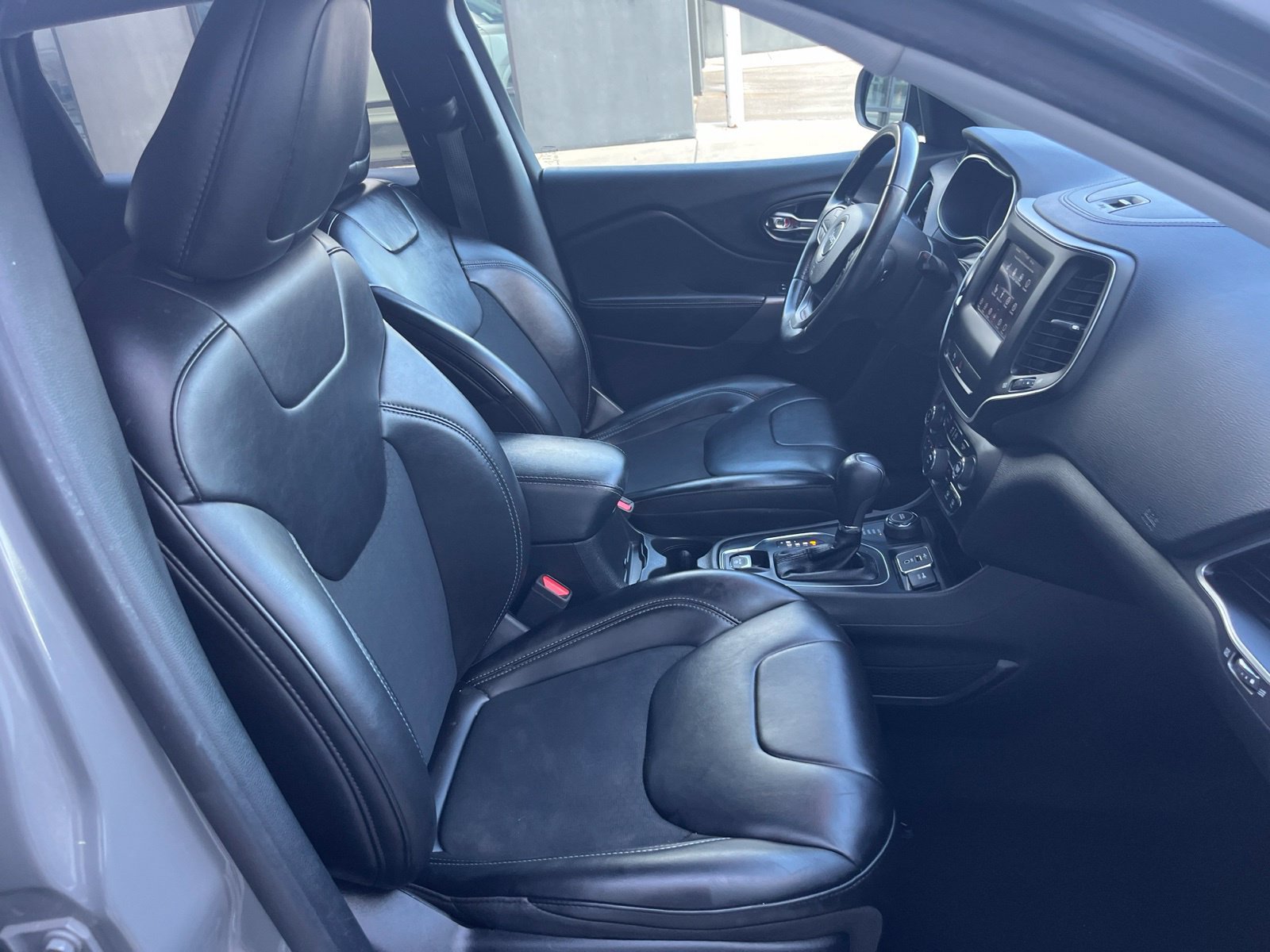 Used 2019 Jeep Cherokee Latitude Plus w/ Cold Weather Group AWD/4WD image 35