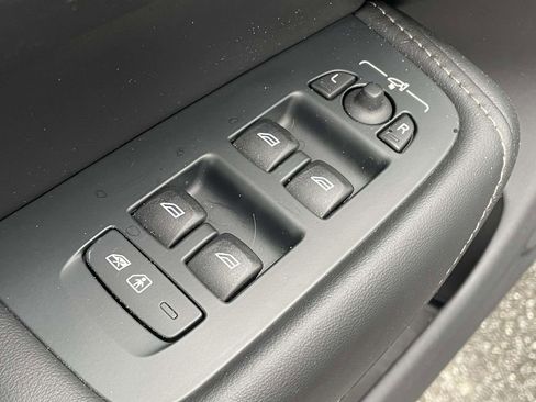 Used 2024 Volvo XC60 T8 Ultimate w/ Climate Package image 6