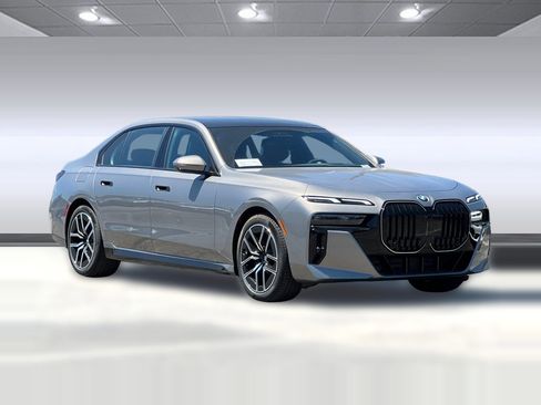 New 2025 BMW 740i image 6