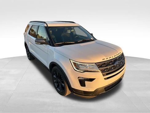 Used 2018 Ford Explorer XLT w/ Equipment Group 202A image 6