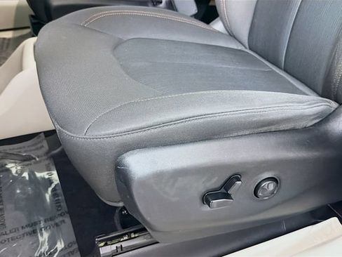 Used 2018 Chrysler Pacifica Touring w/ Tire & Wheel Group FWD image 21