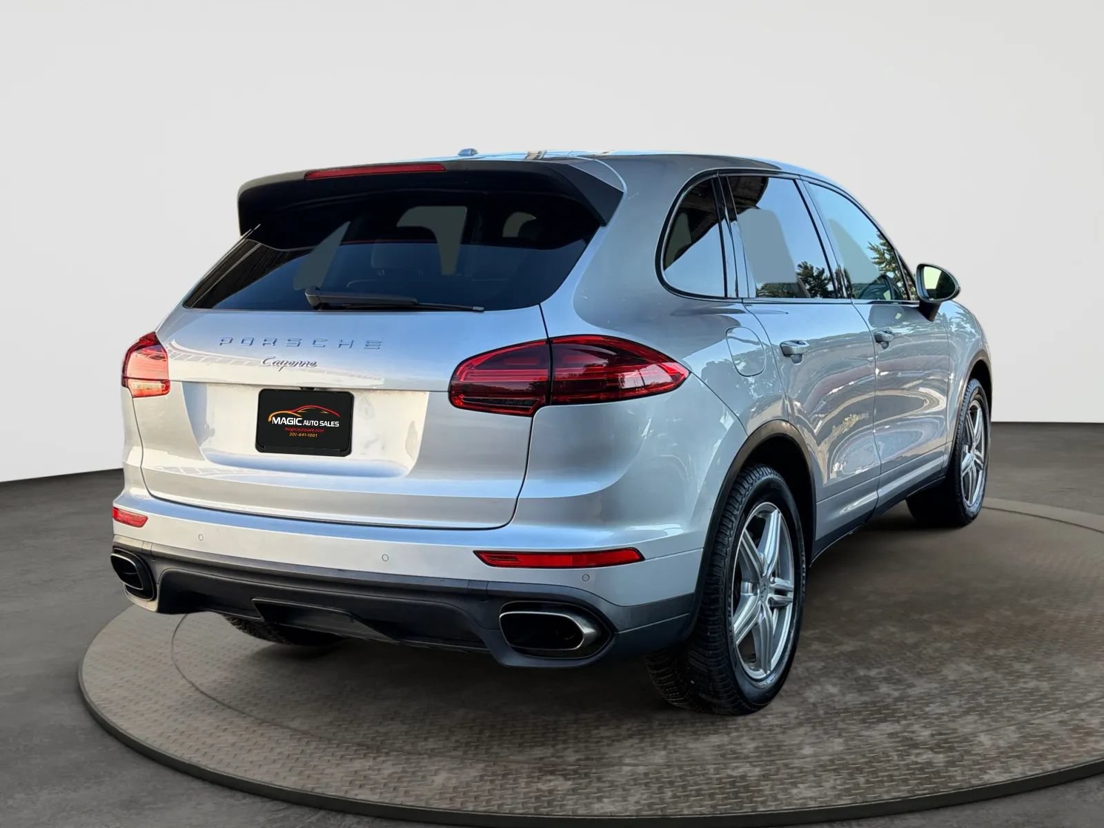 Used 2016 Porsche Cayenne w/ Premium Package AWD/4WD image 10