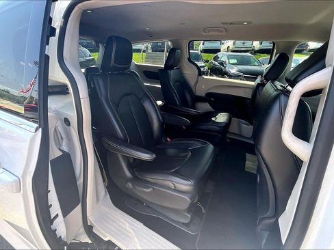 Used 2023 Chrysler Pacifica Touring-L FWD image 22
