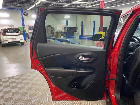Used 2019 Jeep Cherokee Trailhawk AWD/4WD image 13