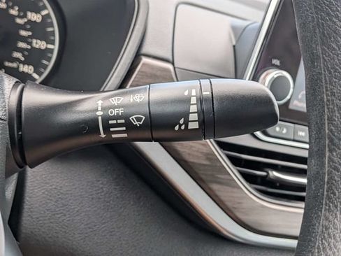 Used 2025 Nissan Altima 2.5 SV FWD image 33